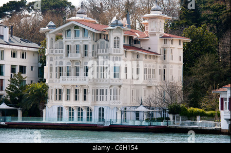 Bosporus-Villa, Yalis,(Turkish Word), Luxus-Häuser am Wasser, typische, traditionelle Holzkonstruktionen, Goldenes Horn, Istanbul, Türkei Stockfoto