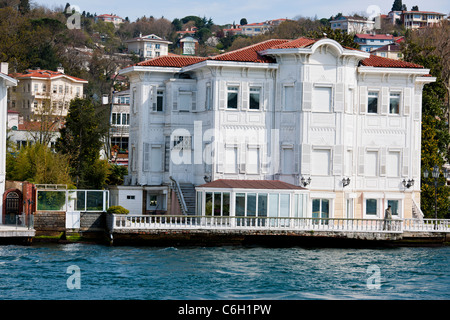 Bosporus-Villa, Yalis,(Turkish Word), Luxus-Häuser am Wasser, typische, traditionelle Holzkonstruktionen, Goldenes Horn, Istanbul, Türkei Stockfoto