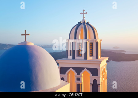 Glockentürme der orthodoxen Kirche mit Blick auf die Caldera in Fira, Santorini (Thira), Kykladen, Ägäis, Griechenland, Europa Stockfoto