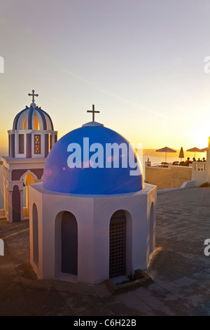 Glockentürme der orthodoxen Kirche mit Blick auf die Caldera in Fira, Santorini (Thira), Kykladen, Ägäis, Griechenland, Europa Stockfoto