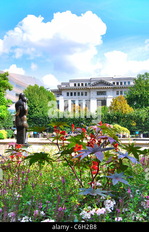Zwei Liebhaber Statue wacht über die Blumenbeete Festival Gärten als London Büroangestellte mittags Sonnen. Stockfoto
