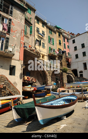 Kleine Boote, die auf der Helling von das Dorf Riomaggiore, einer der wunderschönen italienischen Cinque Terre Dorf aufgestellt Stockfoto