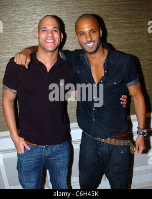 Ricky Whittle mit seinem Bruder Chris bei der Bank Nightclub County Down, Nordirland - 06.03.10 Stockfoto