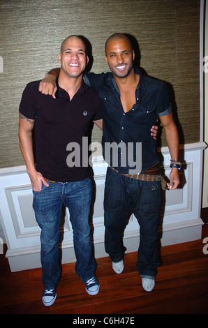 Ricky Whittle mit seinem Bruder Chris bei der Bank Nightclub County Down, Nordirland - 06.03.10 Stockfoto