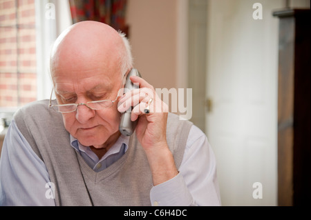 Reifer Mann mit Brille, Konzentration und hören am Telefon Stockfoto