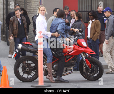 Stunt-Doubles für Tom Cruise und Cameron Diaz ein Motorrad während der Dreharbeiten für "Knight and Day". Diaz und Cruise abgeschlossen Stockfoto