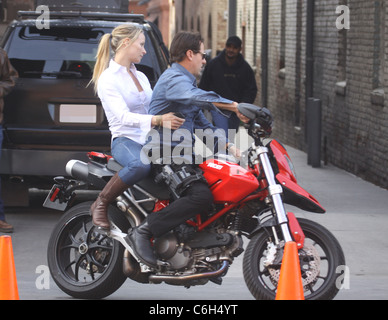 Stunt-Doubles für Tom Cruise und Cameron Diaz ein Motorrad während der Dreharbeiten für "Knight and Day". Diaz und Cruise abgeschlossen Stockfoto