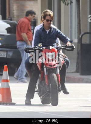 Stunt-Doubles für Tom Cruise und Cameron Diaz ein Motorrad während der Dreharbeiten für "Knight and Day". Diaz und Cruise abgeschlossen Stockfoto