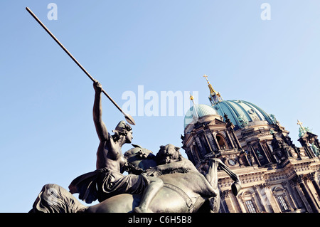 Berliner Dom mit einer Reiterstatue Loewenkaempfer Stockfoto