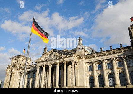 Vorderansicht des Reichstags mit Deutschlandfahnen Stockfoto