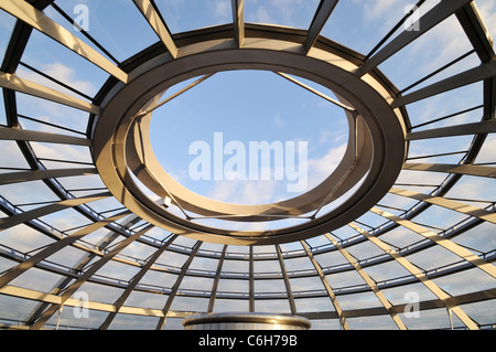 Blick von der Reichstagskuppel von Sky im Inneren. Spitze des Reichstags, Deutschlands Parlamentsgebäude, Berlin Stockfoto