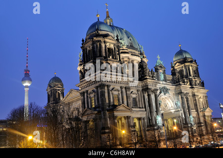 Die Kathedrale und das Fernsehen Turm in Berlin, Deutschland Langzeitbelichtung Nacht erschossen. Stockfoto