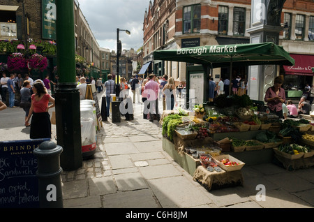 Ein Blick auf eine Londoner Straßenszene aus Borough Markt Southwark SE1 UK Stockfoto