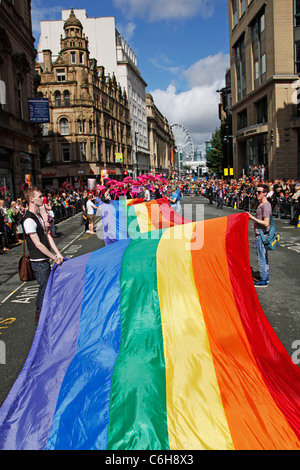 Riesige Regenbogenfahne am Manchester Gay Pride Parade, Manchester, England Stockfoto