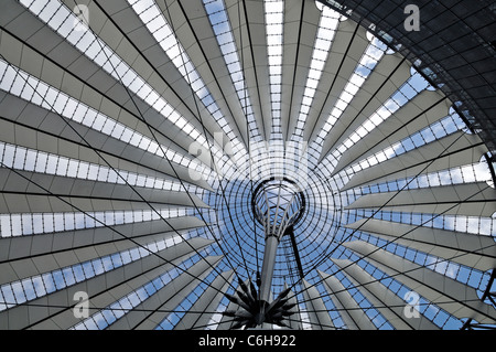 Dach-Detail des Sony Center am Potsdamer Platz gegen blauen Himmel in Berlin, Deutschland Stockfoto