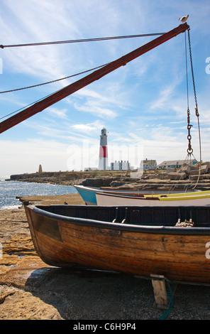 Portland Bill Leuchtturm und gestrandete Boote unter einem stillgelegten Steinbruch Hebezug Stockfoto