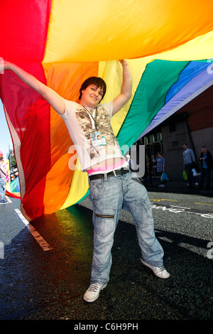 Riesige Regenbogenfahne am Manchester Gay Pride Parade, Manchester, England Stockfoto