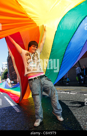 Riesige Regenbogenfahne am Manchester Gay Pride Parade, Manchester, England Stockfoto