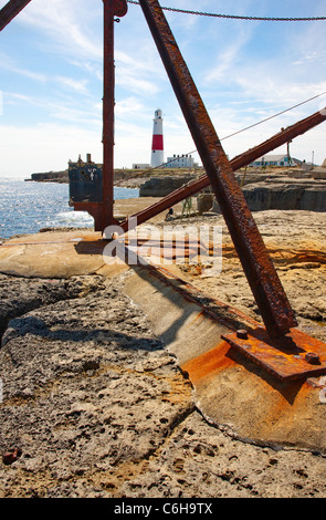 Portland Bill Leuchtturm durch die korrodierenden Überreste eines stillgelegten Steinbruch Hebezeuges Stockfoto