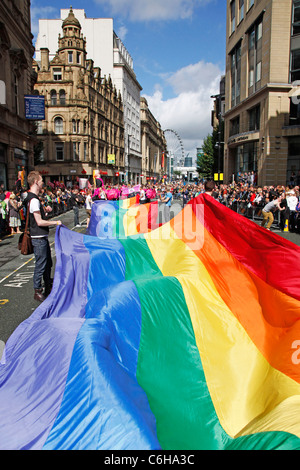 Riesige Regenbogenfahne am Manchester Gay Pride Parade, Manchester, England Stockfoto