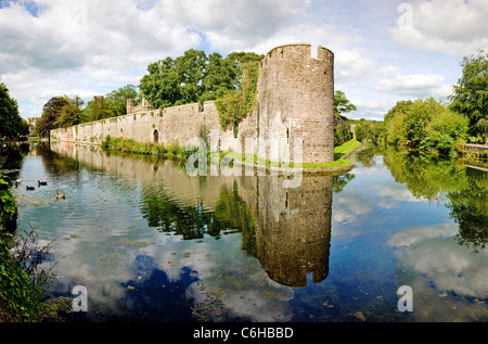 Die Wände der Bischofspalast spiegelt sich in den Graben am Brunnen in Somerset Stockfoto