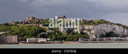 Blick auf die Sae Hafen von Dover aus dem Meer, Dover Castle und die berühmten weißen Klippen zeigen Stockfoto