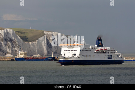 Passagier-Fähre direkt vor Dover, mit den berühmten weißen Klippen im Hintergrund Stockfoto