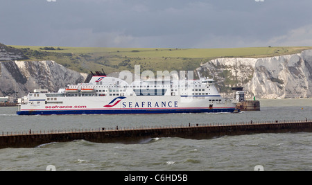 Passagier-Fähre direkt vor Dover, mit den berühmten weißen Klippen im Hintergrund Stockfoto