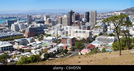 Blick auf Kapstadt Stadtzentrum entfernt und die Berge von Stellenbosch in der Ferne Stockfoto