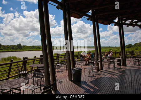 Touristen auf dem Deck im unteren Sabie Camp entspannend Stockfoto