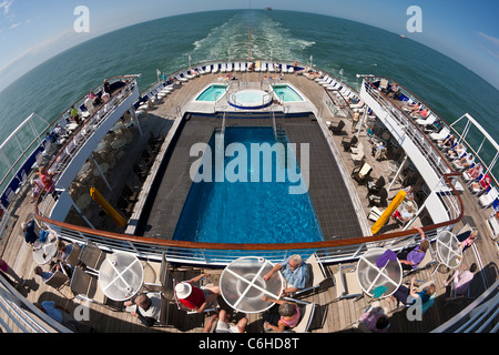 Fisheye Blick auf das Heck auf dem Lido-Deck des Kreuzfahrtschiffes Fred Olsen "Black Watch" zeigt das Schwimmbad Stockfoto