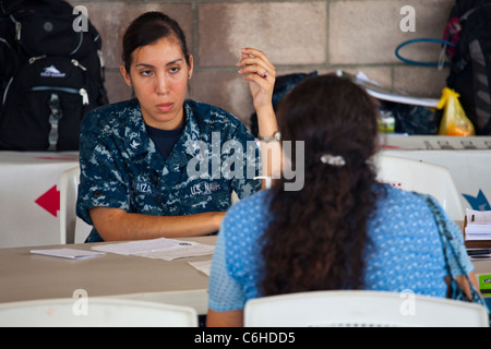 Soldaten aus dem Lazarettschiff USNS Comfort, Pre-Befragung ein Patienten in San Salvador, El Salvador Stockfoto