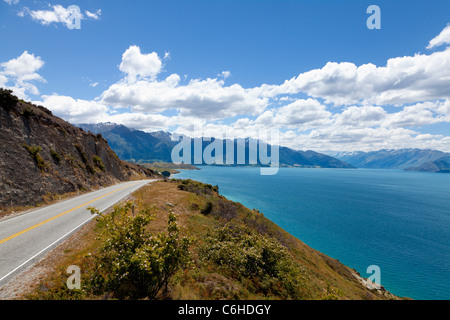 Highway entlang der Lake Hawea in Neuseeland Stockfoto