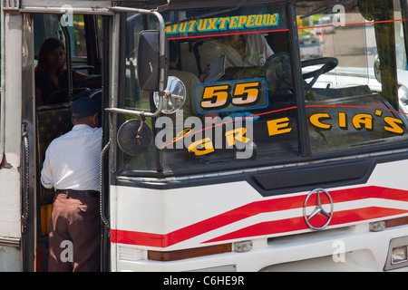 Mann einsteigen in einen lokalen Bus in San Salvador, El Salvador Stockfoto