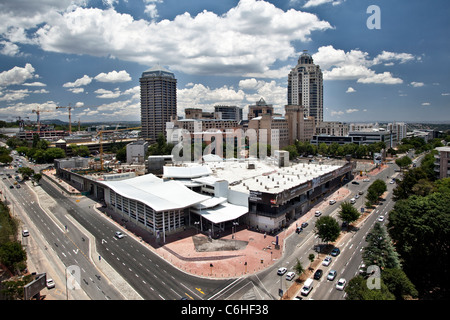 Blick auf neue Gautrain Station im Vordergrund mit Sandton City im Hintergrund. Stockfoto