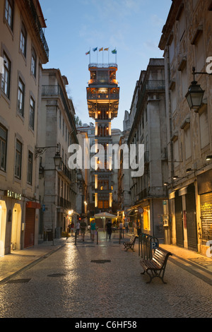 Elevador de Santa Justa in der Nacht, Stadtteil Baixa, Lissabon, Portugal Stockfoto