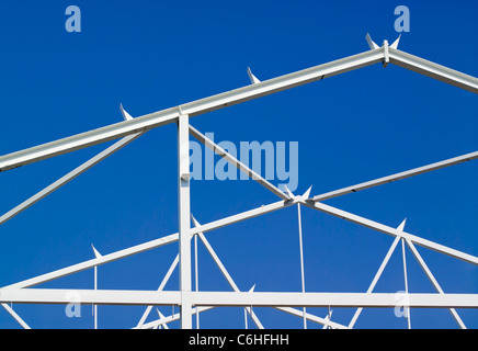 weißes Gebäude Rahmen gegen blauen Himmel Stockfoto