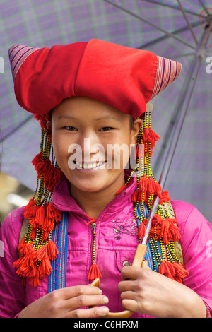 Nicht identifizierte Mädchen der roten Dao Volksgruppe in Sapa, Vietnam. Stockfoto