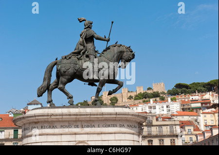 Reiterstandbild von König Joao I am Praça da Figueira und Castelo de São Jorge Schloss, Lissabon, Portugal Stockfoto