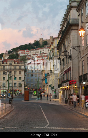 Praça da Figueira und Castelo de São Jorge Schloss bei Sonnenuntergang, Baixa Quartier, Lissabon, Portugal Stockfoto