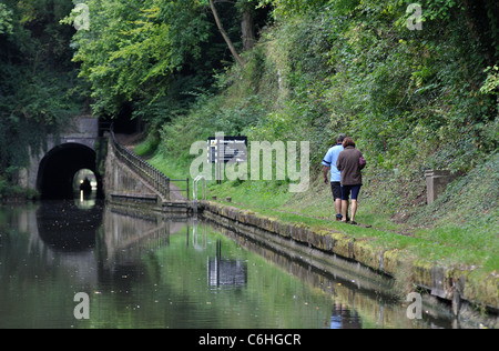 Paare, die auf Grand Union Canal Treidelpfad in der Nähe von Shrewley Tunnel, Warwickshire, UK Stockfoto