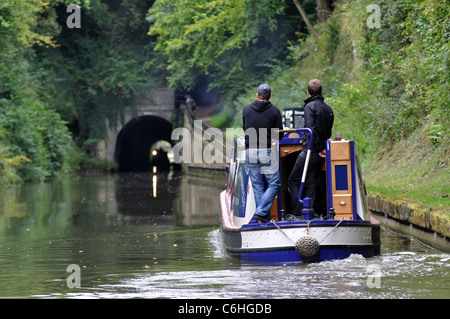 Narrowboat am Grand Union Canal nähert sich Shrewley Tunnel, Warwickshire, UK Stockfoto