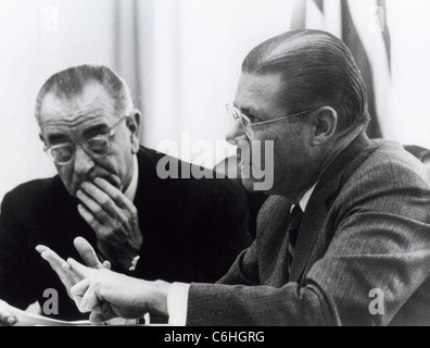 US-Präsident LYNDON JOHNSON (links) mit Verteidigungsminister Robert McNamara im Jahr 1964 Stockfoto