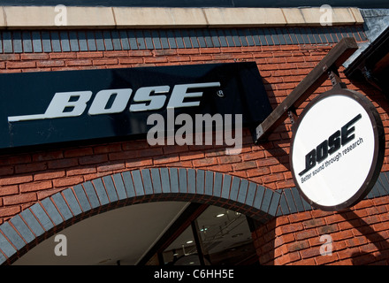 Zeichen vor BOSE Shop in Cheshire Oaks Retail Park Stockfoto