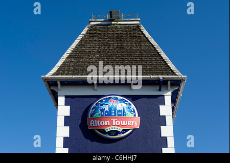 Turm am Haupteingang, Alton Towers Themenpark mit ihrem logo Stockfoto