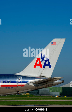 Schwanzflosse eines Luftfahrzeuges American Airlines zeigt das logo Stockfoto