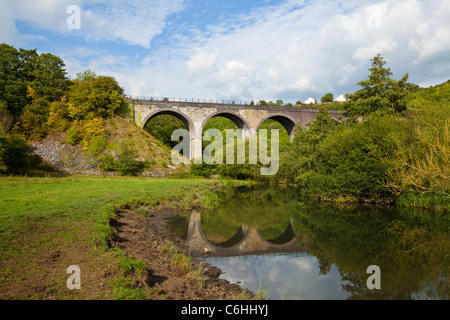 monsal Kopf Grabstein Viadukt ein stillgelegtes Eisenbahnviadukt über die Fluss Wye Derbyshire Peak District National park England uk gb Stockfoto