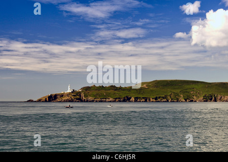 Zwei kleine Fischerboote verankert ab Startpunkt Leuchtturm an der Küste von South Devon, England, UK Stockfoto