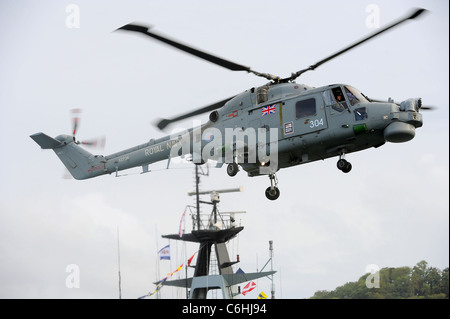 Royal Navy Lynx Hubschrauber manövrieren in den Himmel über dem Fluss Dart in Dartmouth in Dartmouth Royal Regatta Stockfoto