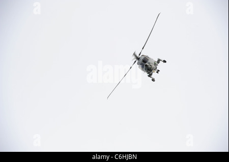 Royal Navy Lynx Hubschrauber manövrieren in den Himmel über dem Fluss Dart in Dartmouth in Dartmouth Royal Regatta Stockfoto